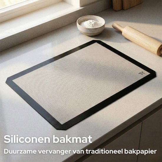 Een lege beige siliconen bakmat op een aanrecht, een duurzame vervanger voor bakpapier.