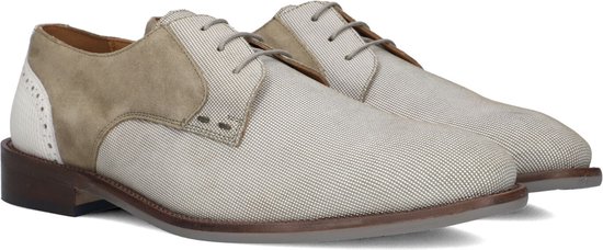 Paar lichtbeige nette schoenen met suède en witte gestructureerde hieldetails.