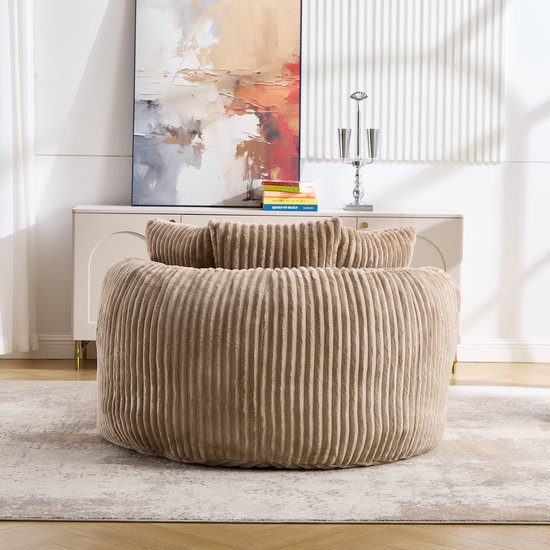 Bruine corduroy fauteuil met verticale ribbels, gezien vanaf de voorkant op een witte achtergrond.