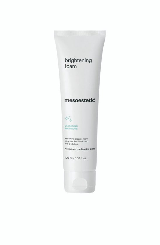 Witte tube met 'brightening foam' en 'mesoestetic' logo. Bevat 100 ml reinigingsschuim voor de normale en gecombineerde huid.
