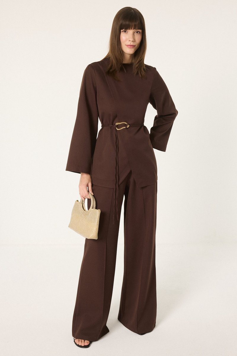Touché Privé - Asymmetrische set van jasje en broek met riem - Bruin - Dames