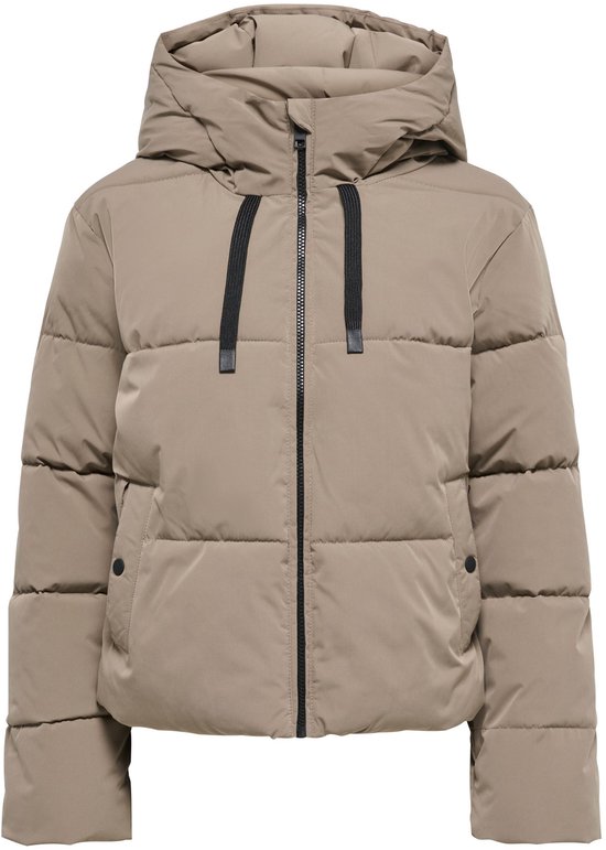 Beige gewatteerde pufferjas met capuchon, zwarte ritssluiting en twee steekzakken met drukknopen.
