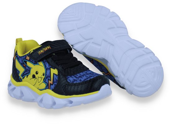 Zwarte Pokémon-sneakers met Pikachu-opdruk, klittenband en een effen witte buitenzool met profiel.