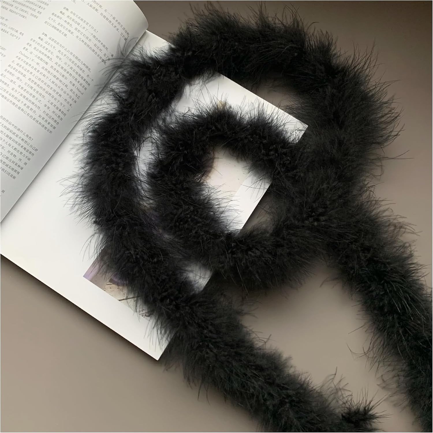 Zwarte Fluffy Feather Boa van 2 meter - Luxe Marabu Sjaal voor Kostuums en Decoratie met Pluizige Veren en DIY Accessoires