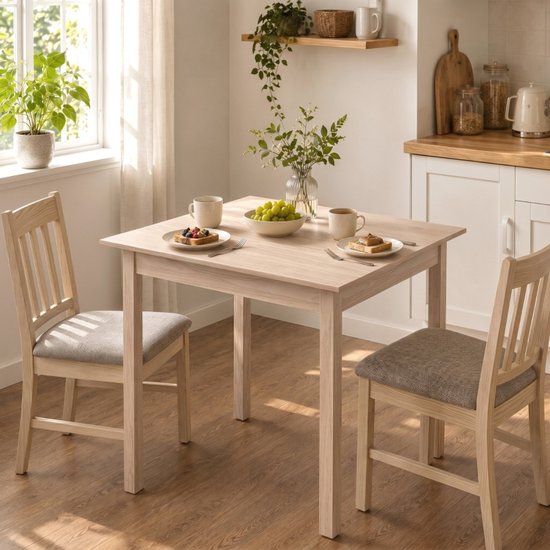 Houten eettafel voor 2 personen met 2 stoelen. Tafelblad is naturel houtkleurig, stoelen hebben grijze zitkussens.