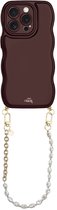 xoxo Wildhearts Glossy Wavy Cord Case Burgundy - Geschikt voor iPhone 13 Pro Max - Over The Moon - Kort koord - Glimmend telefoonhoesje met golven - Hoesje met koord - Parelketting / Gouden schakelketting - Kort telefoonkoord - Bordeaux rood hoesje