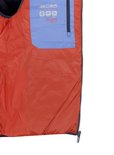 Binnenzijde van een blauwe bodywarmer met oranje voering, borstvak en logo.