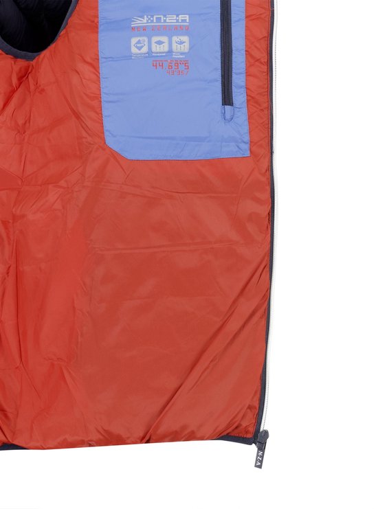 Binnenzijde van een blauwe bodywarmer met oranje voering, borstvak en logo.