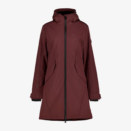 Lange bordeauxrode Kjelvik softshell jas voor dames met capuchon, rits en Kjelvik-logo op de borst.