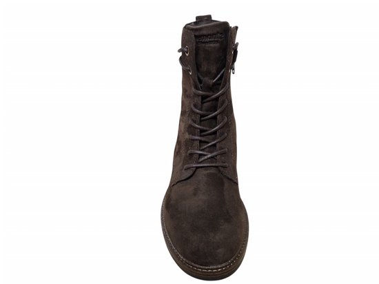 Bruine suède veterboot, van voren gezien, met vetersluiting.