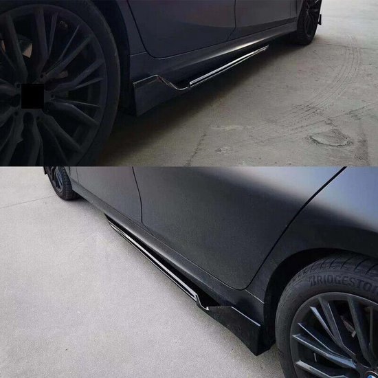 Zwarte glanzende zijskirts gemonteerd op een BMW 3-serie auto, voor een sportieve uitstraling.