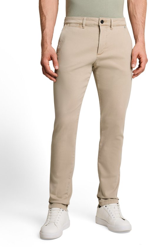 Voorkant van een beige chino broek met een slim fit pasvorm, gedragen door een man.