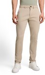 Voorkant van een beige chino broek met een slim fit pasvorm, gedragen door een man.