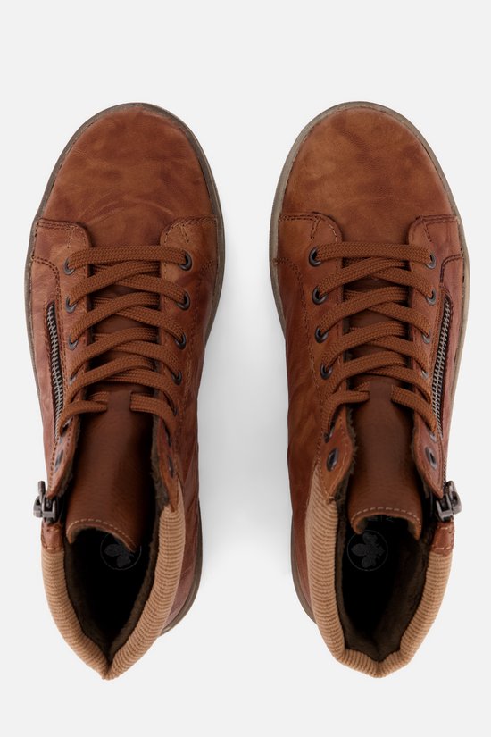 Bovenaanzicht van cognacbruine leren veterschoenen met ritsdetails en beige kraag.
