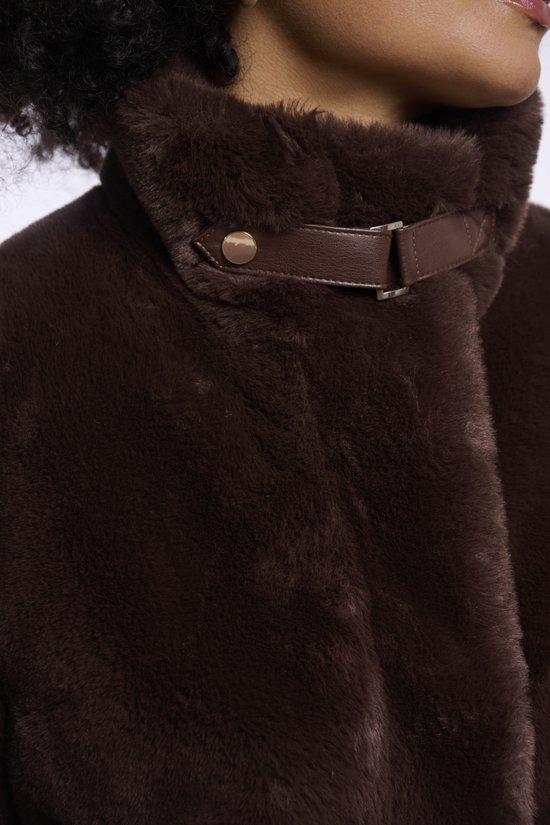 Bruine jas van imitatiebont met een hoge kraag en een sluiting met bruin riempje en goudkleurige knop.