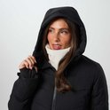 Dichtbij van een dame in een zwarte ski-jas met capuchon en een witte col.