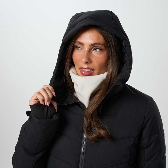 Dichtbij van een dame in een zwarte ski-jas met capuchon en een witte col.