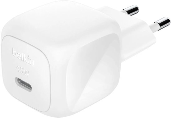 Witte Belkin USB-C-snellader van 45 W, schuin afgebeeld met de EU-stekker zichtbaar.