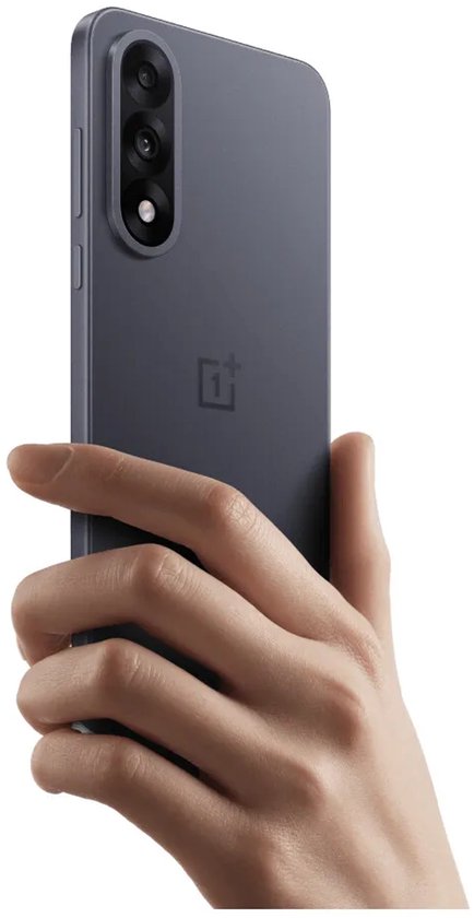 Hand houdt grijze OnePlus-smartphone vast, met focus op de verticale camera-module aan de achterkant.