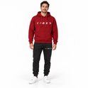 Man met bordeauxrode hoodie met 'VIBES'-opdruk en zwarte joggingbroek met 'VIBES'-opdruk.
