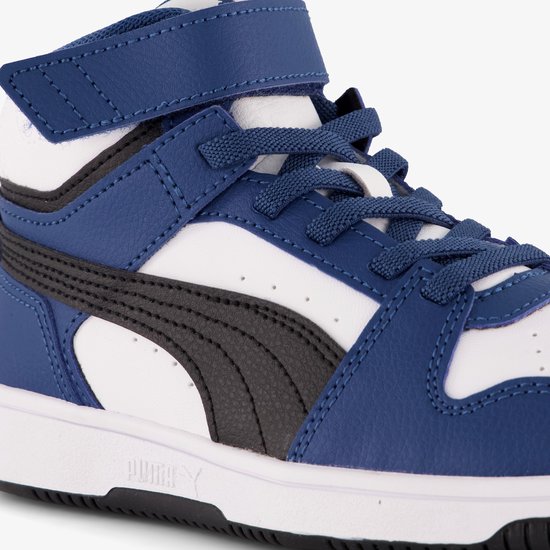 Detailopname van de PUMA-sneaker, nadruk op blauwe veters, zwarte streep en witte neus.
