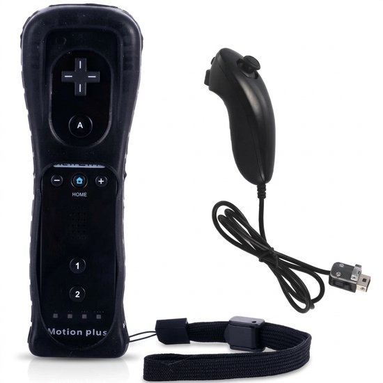 Zwarte Wii-afstandsbediening met Motion Plus-tekst, nunchuk en polsbandje tegen een witte achtergrond.