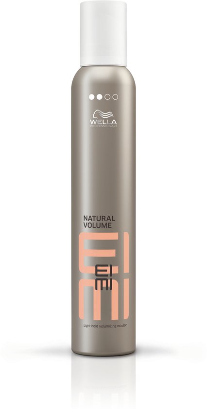 Wella Professionals EIMI Natural Volume mousse in een satijngrijze spuitbus met witte dop. Tekst: NATURAL VOLUME, EIMI, Light hold volumizing mousse.