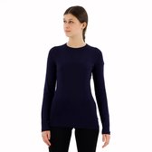 Model draagt donkerblauwe longsleeve top met ronde hals.