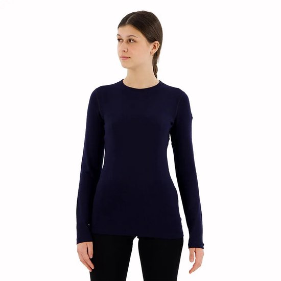 Model draagt donkerblauwe longsleeve top met ronde hals.