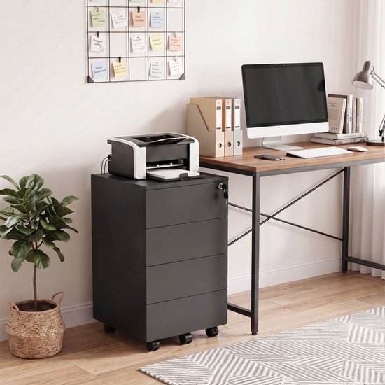 Een zwarte archiefkast met wieltjes met daarop een printer, naast een bureau met een computer en plant.