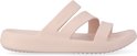 Roze Crocs slipper met drie bandjes, zijkant zichtbaar.