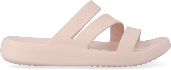 Roze Crocs slipper met drie bandjes, zijkant zichtbaar.