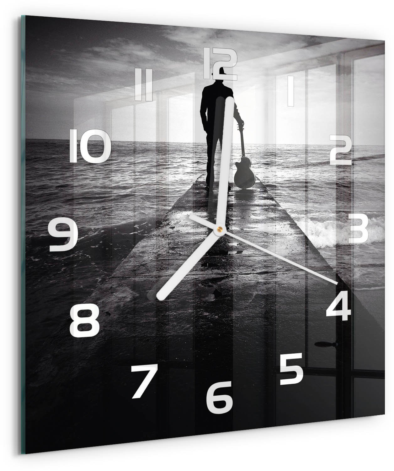 TULUP Wandklok - Gitarist op de pier Gekleurde Glazen Klok - 30x30 cm - Zwart-wit Glazen Klok Met Print - Witte handen - Vierkante Klok - Moderne Wandklok Glas - Wandklok Glas Decoratie