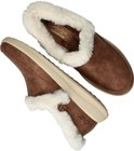 Bruine Skechers dames sloffen met witte bontvoering en beige zolen, van bovenaf gezien.