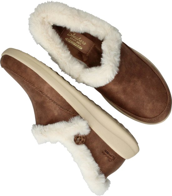 Bruine Skechers dames sloffen met witte bontvoering en beige zolen, van bovenaf gezien.