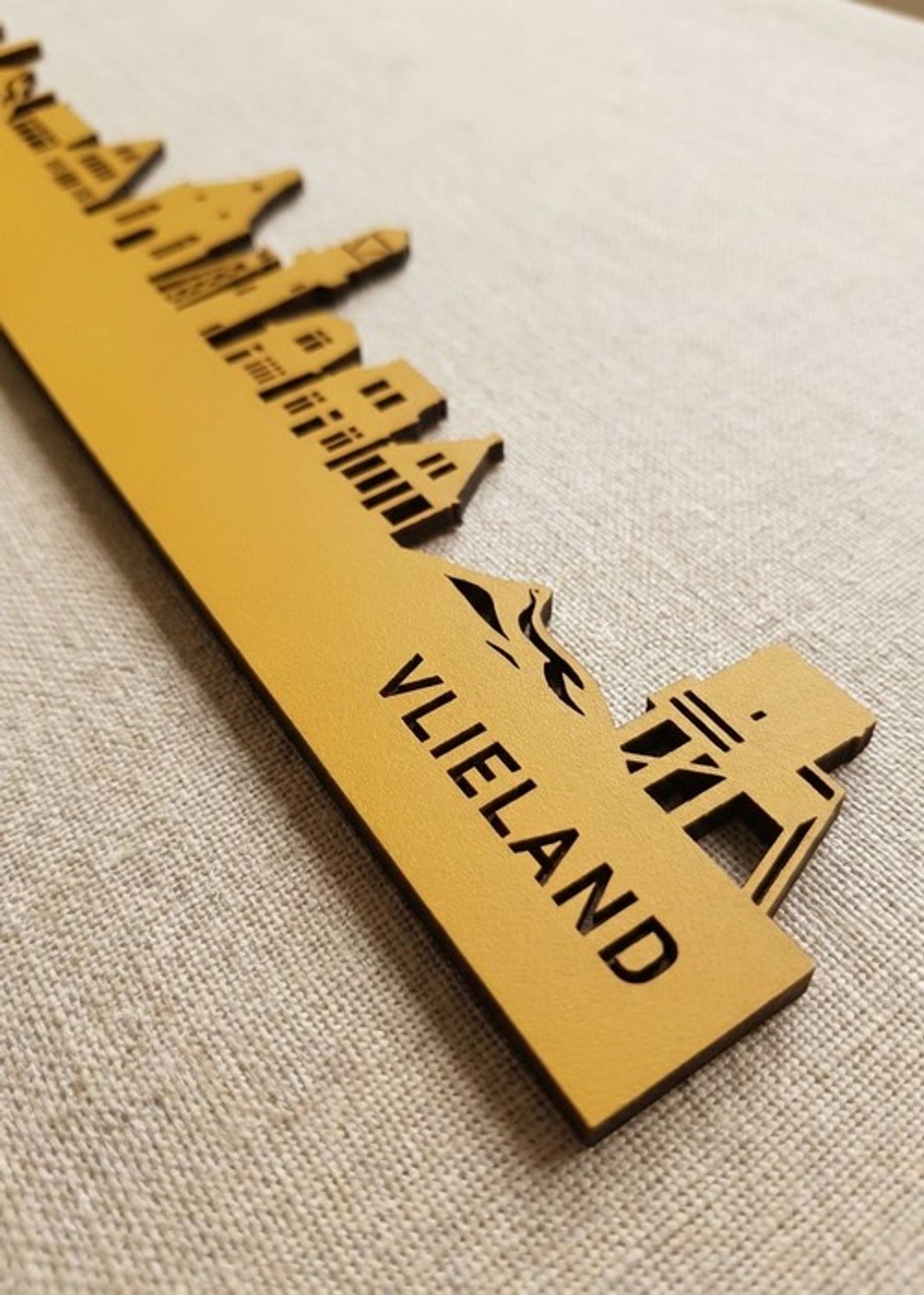 Houten Skyline Vlieland | Wanddecoratie voor aan de muur | Geel MDF | 100 x 20 cm