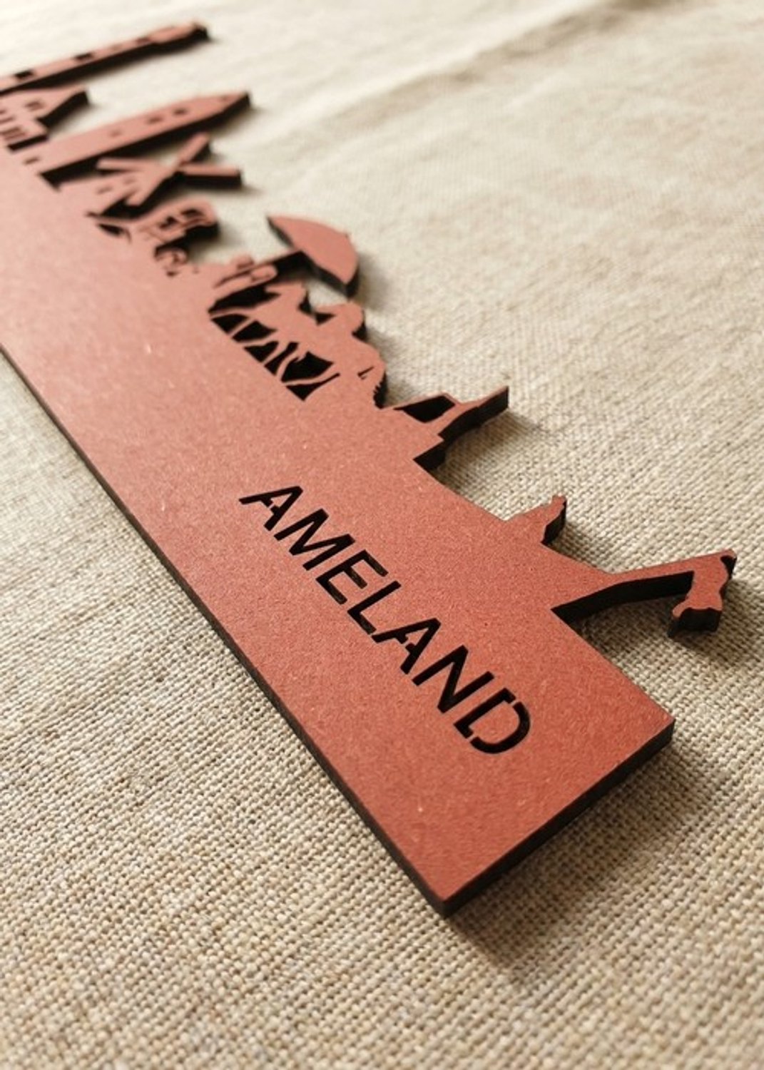 Houten Skyline Ameland | Wanddecoratie voor aan de muur | Rood MDF | 70 x 14 cm