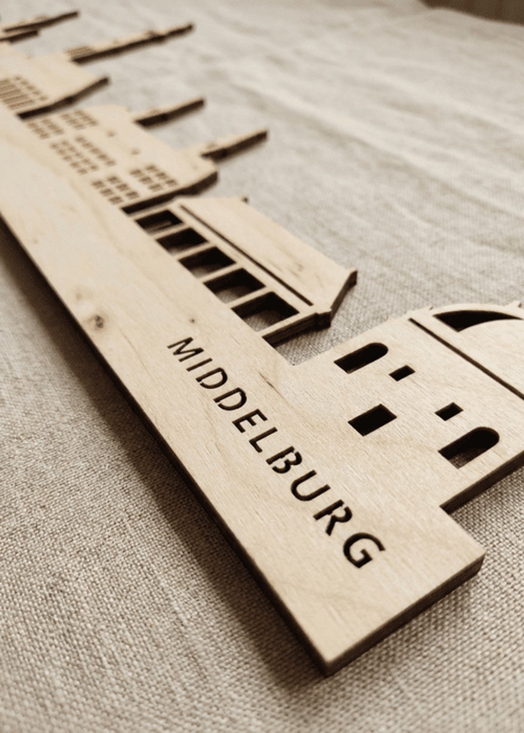 Houten Skyline Middelburg | Wanddecoratie voor aan de muur | Berken | 100 x 19 cm