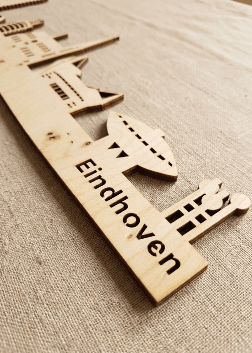 Houten Skyline Eindhoven | Wanddecoratie voor aan de muur | Berken | 70 x 14 cm