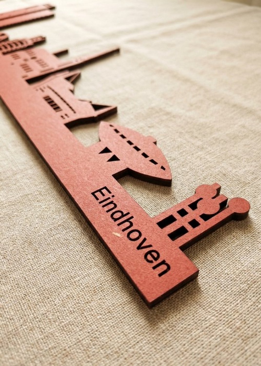 Houten Skyline Eindhoven | Wanddecoratie voor aan de muur | Rood MDF | 100 x 20 cm
