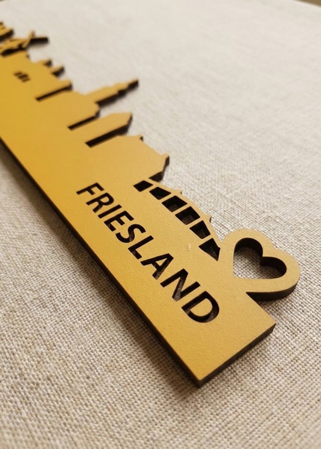 Houten Skyline Friesland | Wanddecoratie voor aan de muur | Geel MDF | 70 x 14 cm