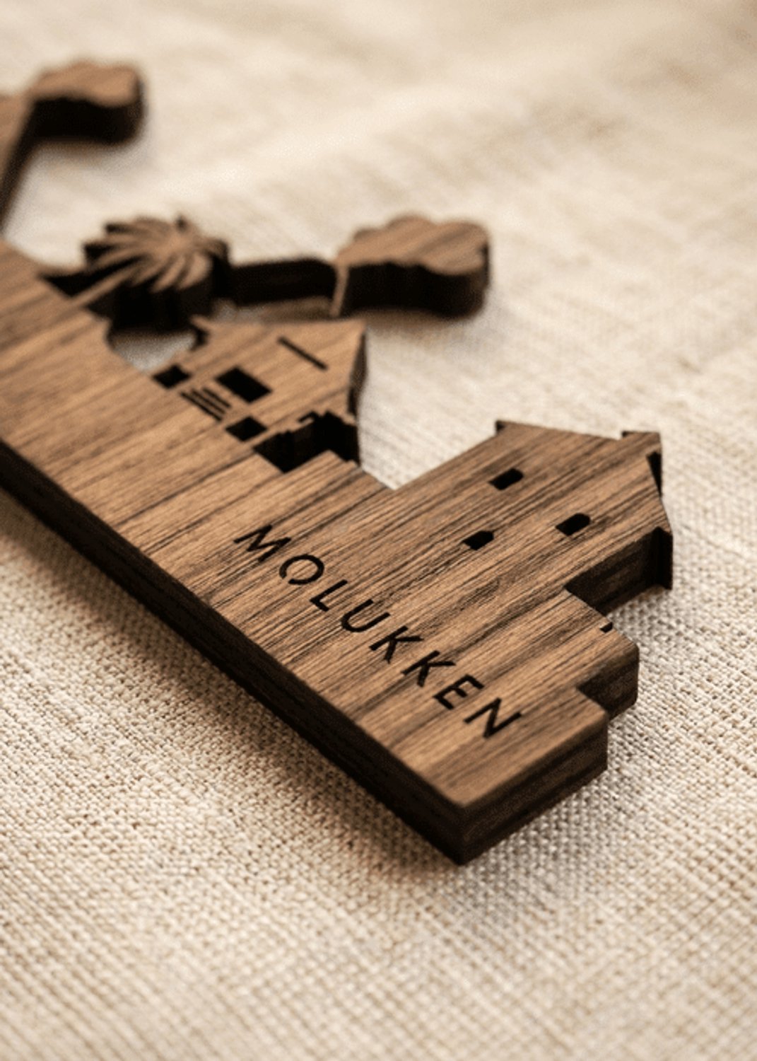 Houten Skyline Molukken | Wanddecoratie voor aan de muur | Noten | 100 x 14 cm