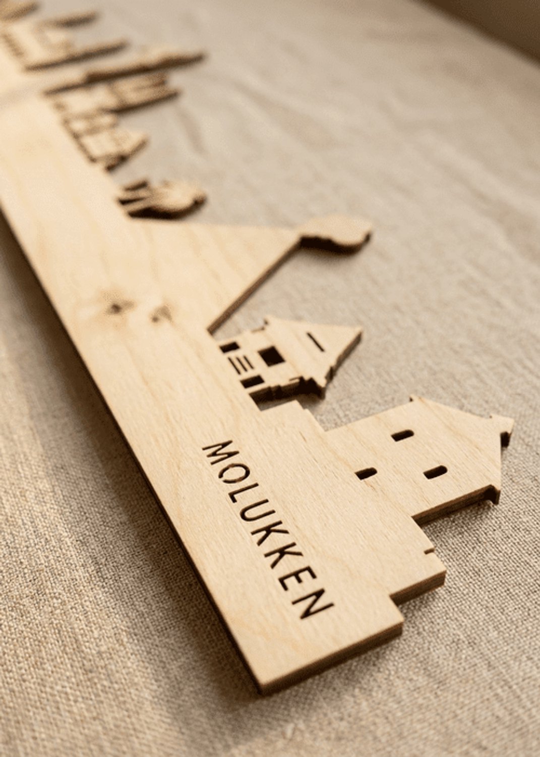 Houten Skyline Molukken | Wanddecoratie voor aan de muur | Berken | 70 x 10 cm