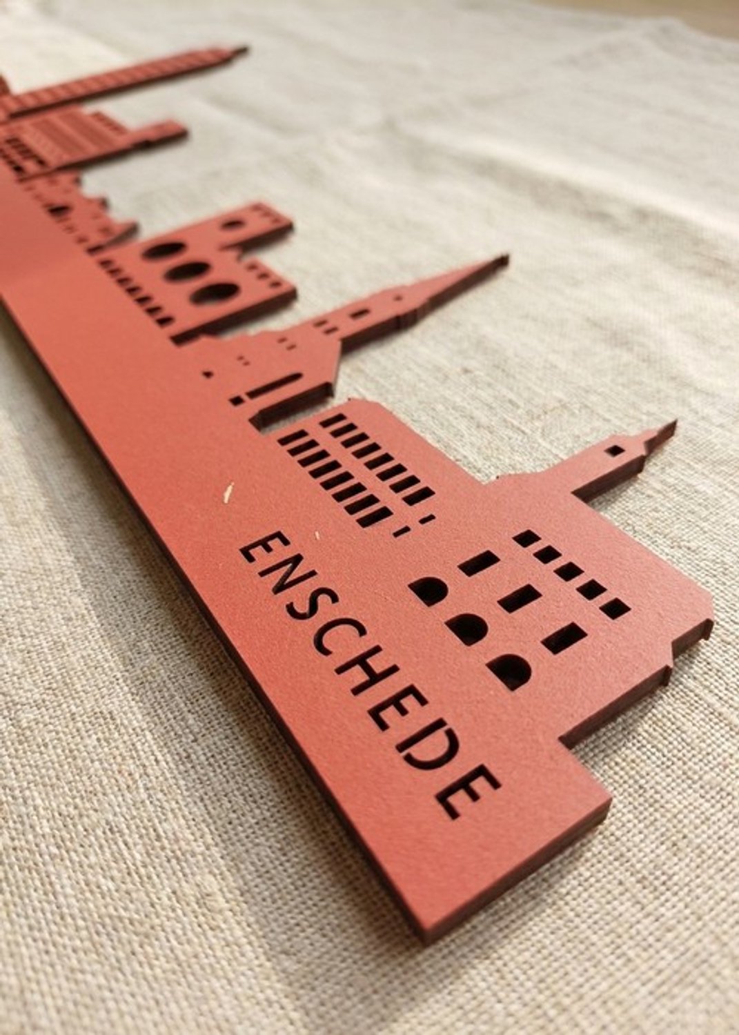 Houten Skyline Enschede | Wanddecoratie voor aan de muur | Rood MDF | 100 x 20 cm