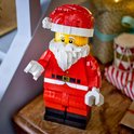 Grande figurine LEGO Père Noël en tenue rouge avec barbe blanche et bonnet de Noël.