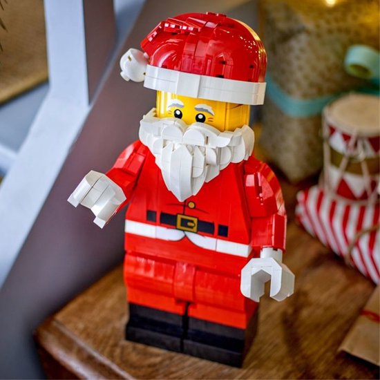 Grande figurine LEGO Père Noël en tenue rouge avec barbe blanche et bonnet de Noël.