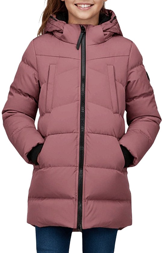 Roze pufferjas met zwarte rits en capuchon, gedragen door een model met handen in de zakken.