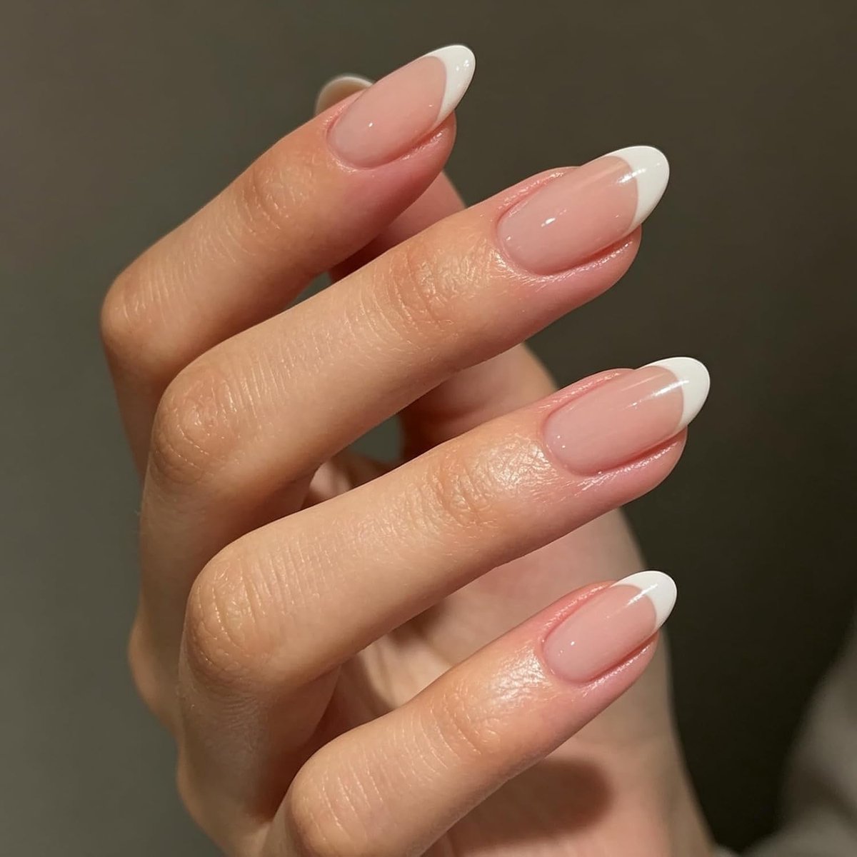 24 stuks press-on nagels, amandelvorm, roze nude, kunstnagels met witte Franse tips, middellange glanzende nepnagels met nagellijm, gelkleefpads en manicure-accessoires voor dames
