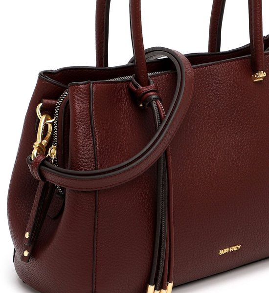 Bordeauxrode handtas met schouderband, gouden details en 'SURI FREY' logo.
