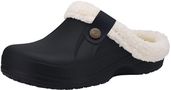 Sabot noir avec doublure en peluche blanche et un bouton décoratif marron sur le côté.